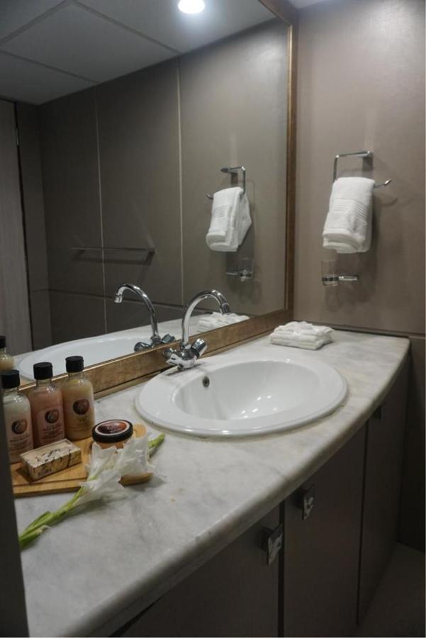 Airport Hotel カラチ エクステリア 写真